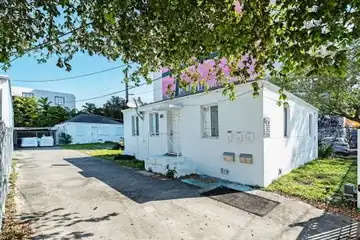 113-119 NW 24 St — photograph 2
