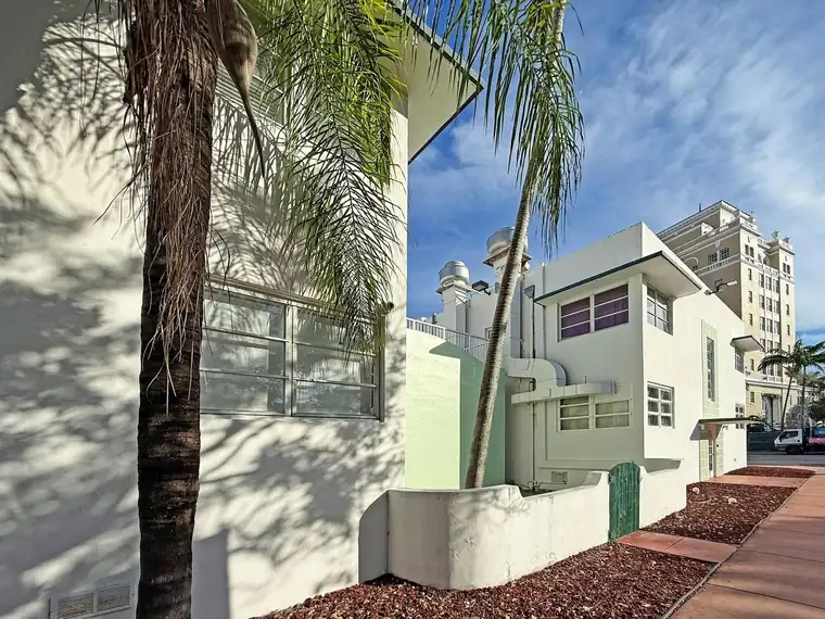 1200 Washington Avenue, Miami Beach — courtyard