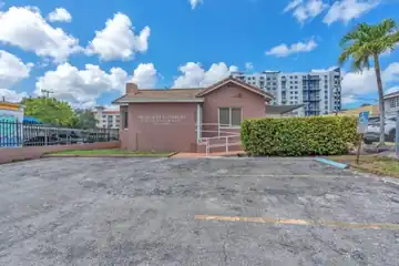 1437 SW 1st Street — photograph 3