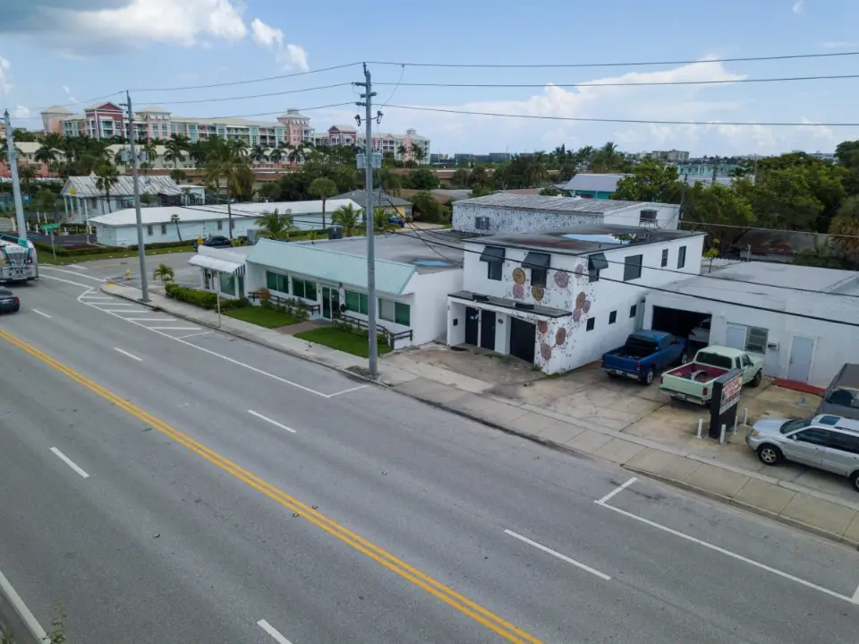 608 N Dixie Hwy, Lantana, FL — Retail, sold