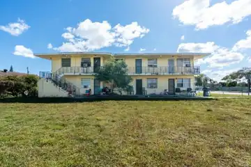 6401 NW 12 Ave — photograph 4