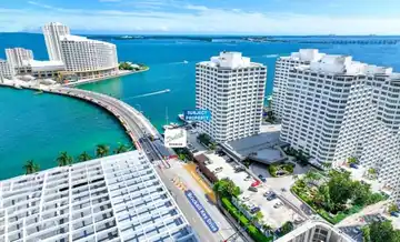 801 Brickell Bay Drive, Unit 4C042 — photograph 2